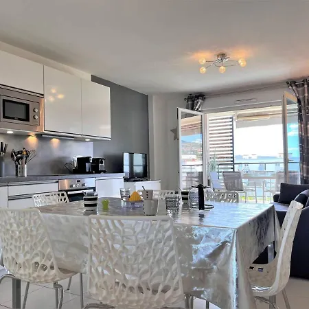 T2 Climatise Avec Grande Terrasse, Piscine Et Parking Privatif, Proche Et Commerces. - Fr-1-251-441 * Le Lavandou
