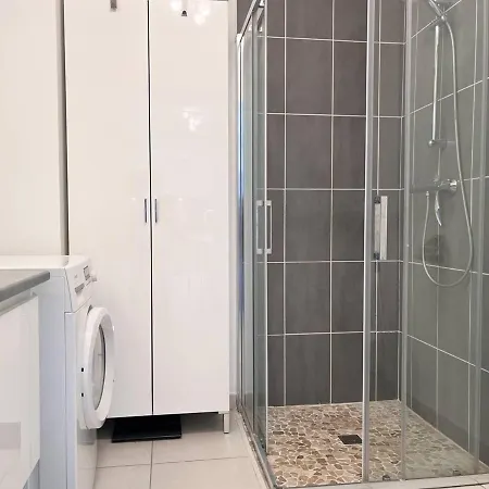 T2 Climatise Avec Grande Terrasse, Piscine Et Parking Privatif, Proche Et Commerces. - Fr-1-251-441 *