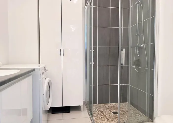 T2 Climatise Avec Grande Terrasse, Piscine Et Parking Privatif, Proche Et Commerces. - Fr-1-251-441 *