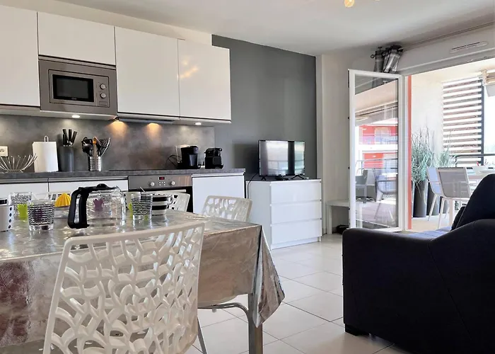 T2 Climatise Avec Grande Terrasse, Piscine Et Parking Privatif, Proche Et Commerces. - Fr-1-251-441 *