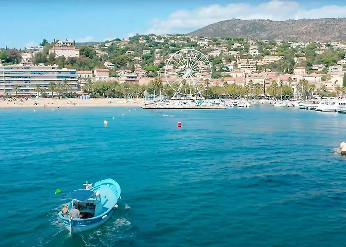 Apartment T2 Climatise Avec Grande Terrasse, Piscine Et Parking Privatif, Proche Et Commerces. - Fr-1-251-441 Le Lavandou