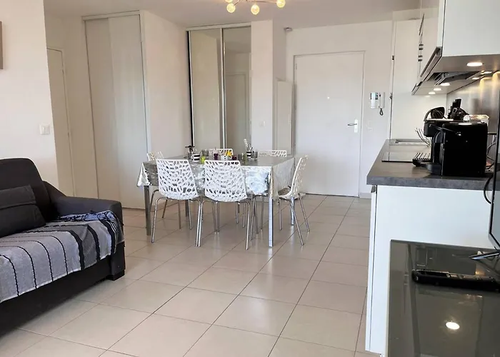 T2 Climatise Avec Grande Terrasse, Piscine Et Parking Privatif, Proche Et Commerces. - Fr-1-251-441 *